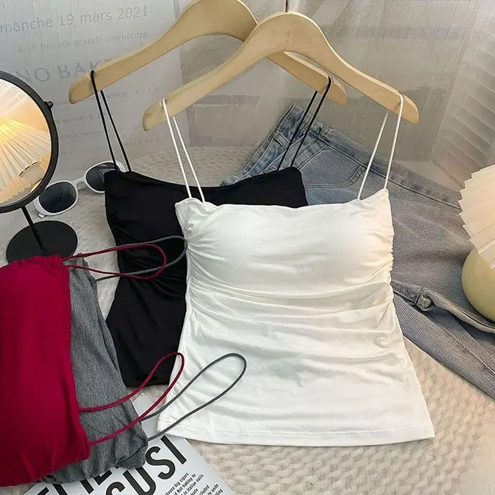 Haut court noir moulant à bretelles spaghetti pour femmes