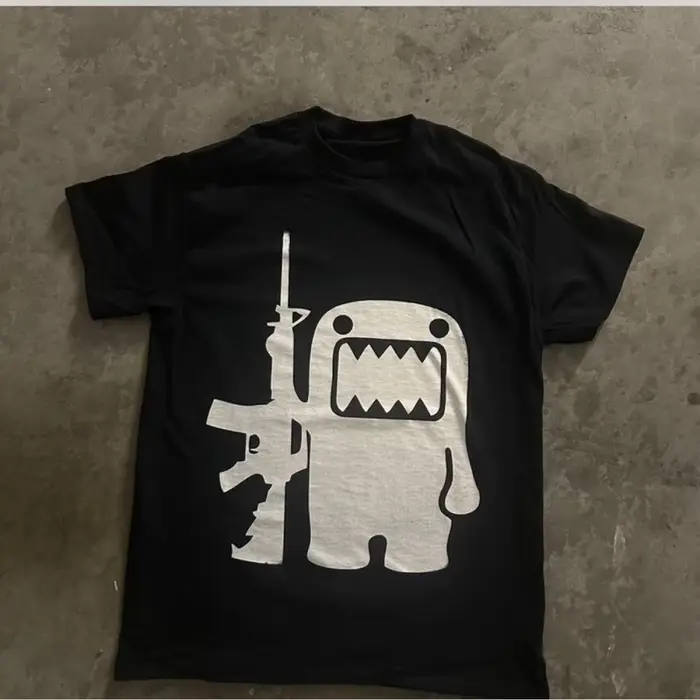T-shirt à motifs noir pour hommes, style streetwear, avec motif fusils, design minimaliste Domo Kun,