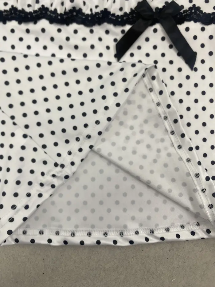 Débardeur blanc à pois à col carré pour femme avec bordure en dentelle marine et manches à volants