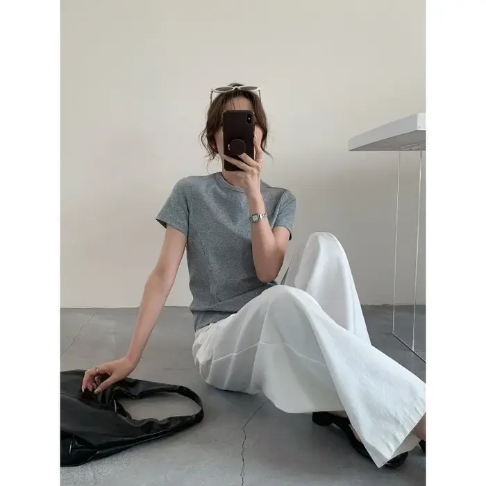 T-shirt à manches courtes et col rond, base classique en coton, épaules extensibles, couleur unie