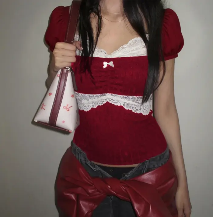 T-shirt Coquette en dentelle patchwork d'été