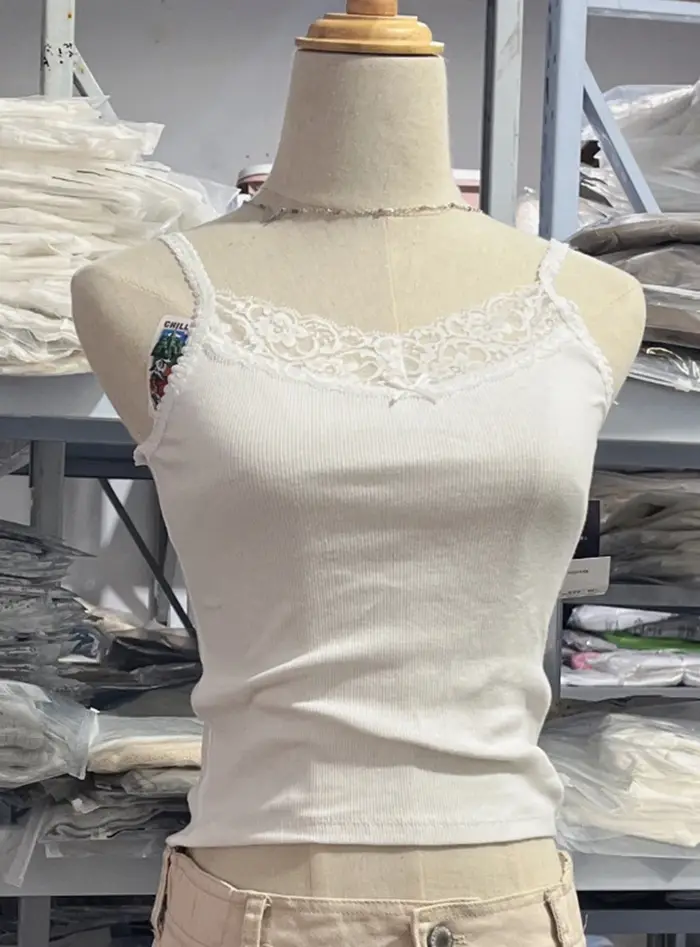 Débardeur court Y2K en coton côtelé blanc avec dentelle