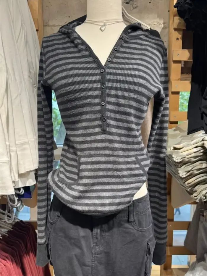 T-shirt à capuche gaufré pour femme