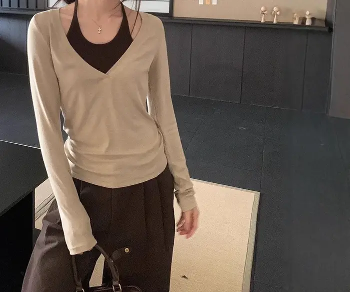 2025 T-shirt à manches longues pour femme au début de l'automne associé à une chemise de base et un haut