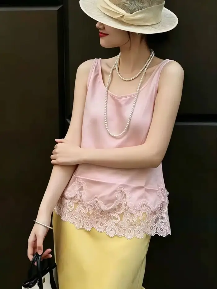 Débardeur élégant et féminin en satin de soie 100% avec dentelle
