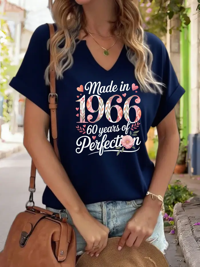 T-shirt graphique col en V pour femme « Made in 1966 », T-shirt imprimé « 60 ans de perfection », haut décontracté à manches courtes pour anniversaire
