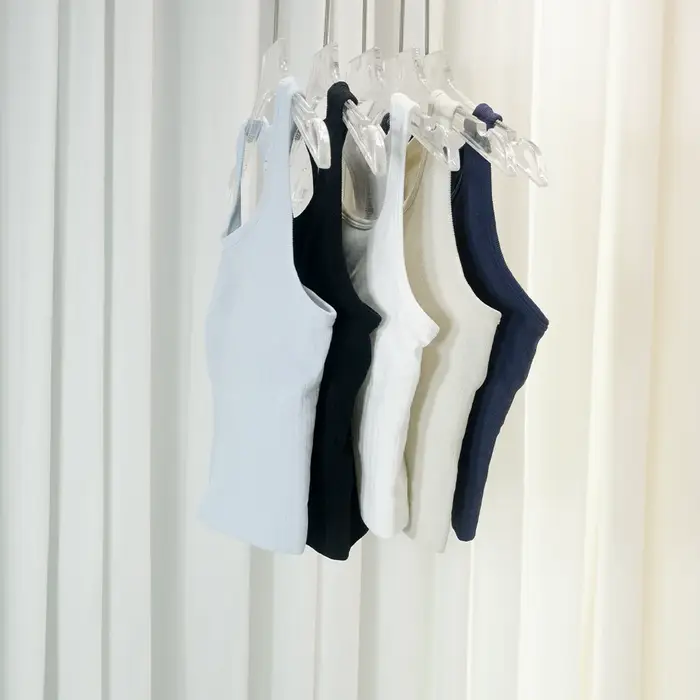 Débardeur court d'été en tricot sans couture avec coussinets de poitrine
