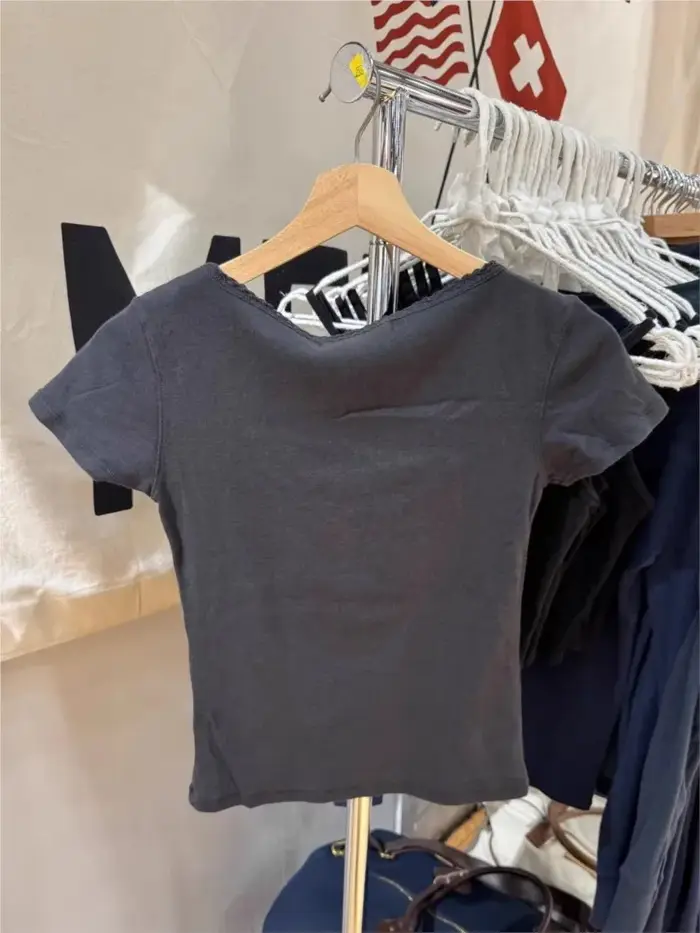T-shirt noir à dentelle pour femme