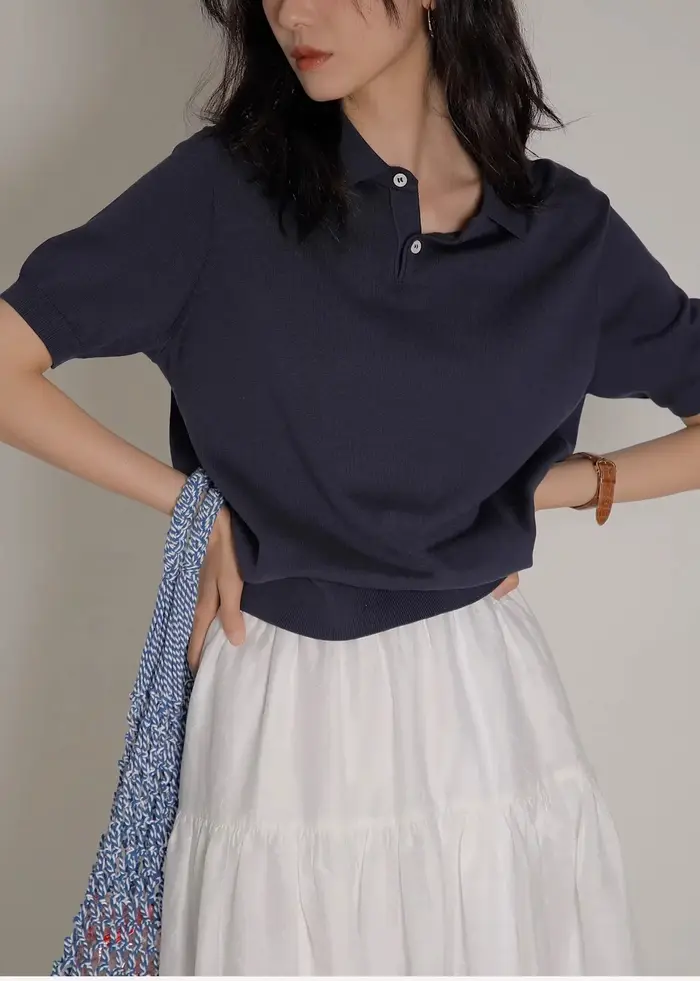 Polo tricoté en soie glacée bleue pour femmes