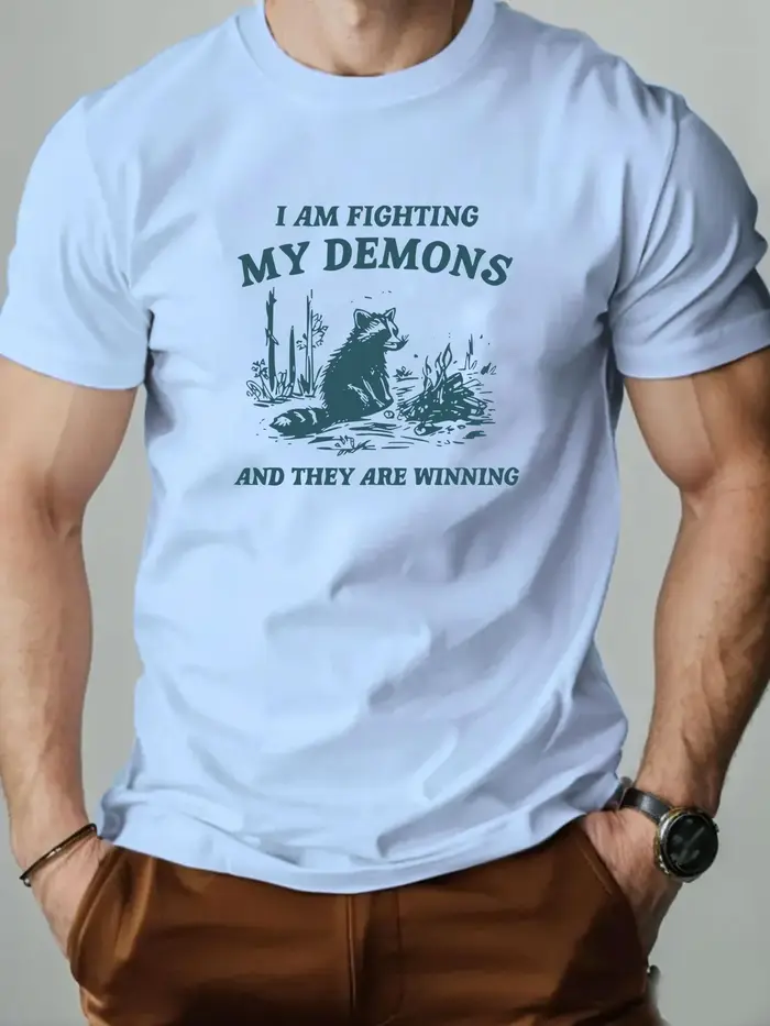 2025 T-Shirt pour hommes "Je combattre mes démons" Humoristique Graphique de raton laveur Respirant Doux Confortable Décontracté Tendance Quotidienne Streetwear