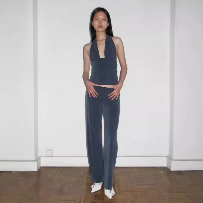 Haut ajusté et polyvalent, haut licou lisse pour femmes, gilet à col en v avec tour de cou élastique et à la mode