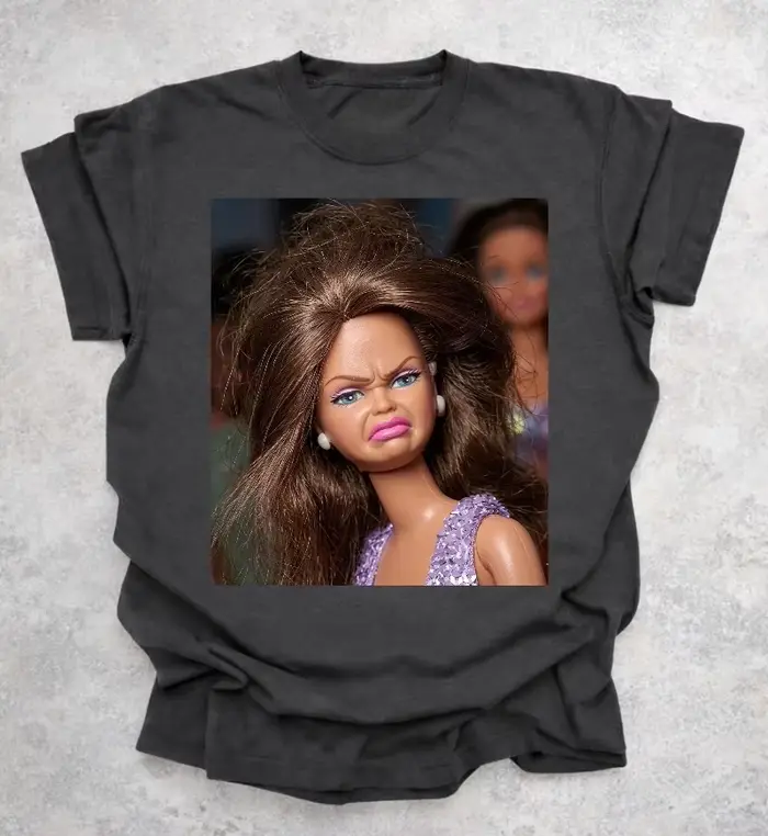 T-shirt graphique rétro amusant avec motif de poupée, imprimé de memes de poupées coquines, t-shirt