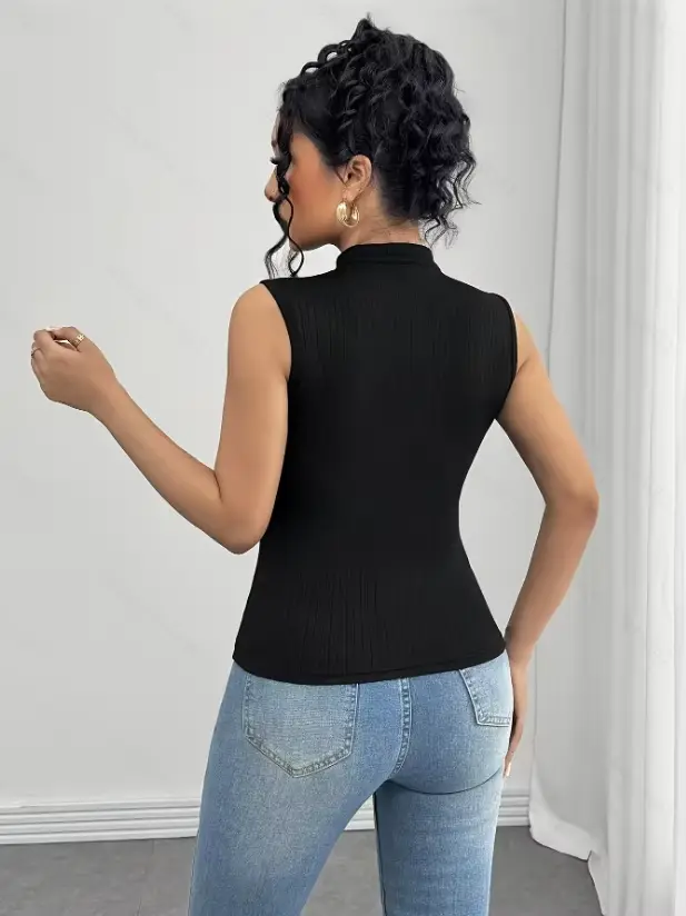 Haut d'été à col tendance et élégant avec un design soigné