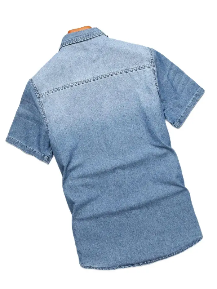 Chemise d'été en jean bleu à manches courtes pour hommes avec détails déchirés. Les éléments de conception