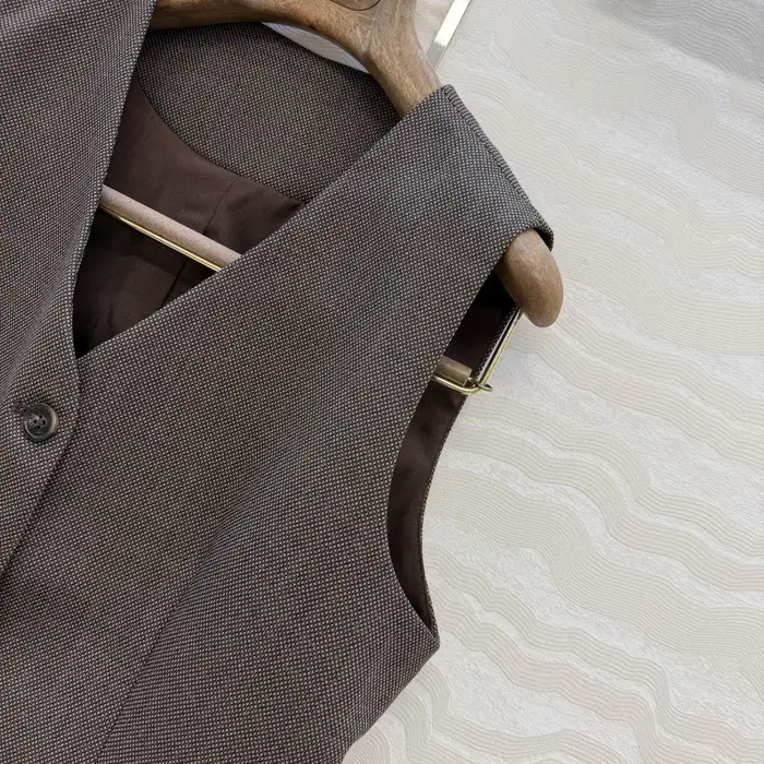 Gilet marron à col en V et simple boutonnage pour femme