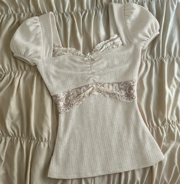 T-shirt Coquette en dentelle patchwork d'été