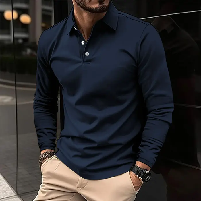 Cette chemise pour homme de haute qualité présente un tissu uni décontracté et convient à la fois aux occasions professionnelles et au golf.