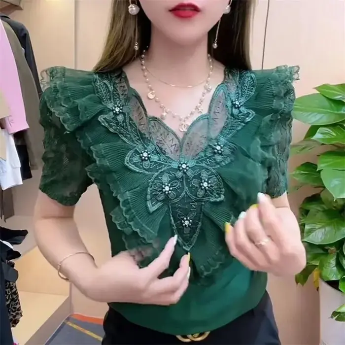 T-shirt fin à manches courtes avec coutures florales à volants en dentelle