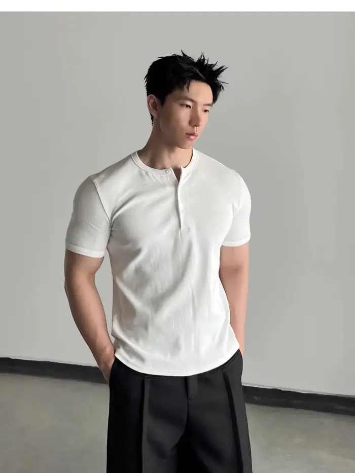 T-shirt Homme Rétro Américain Col Henry Couleur Unie Manches Courtes Coupe Élégante Été Haut de Gamme Épaule Droite Décontracté