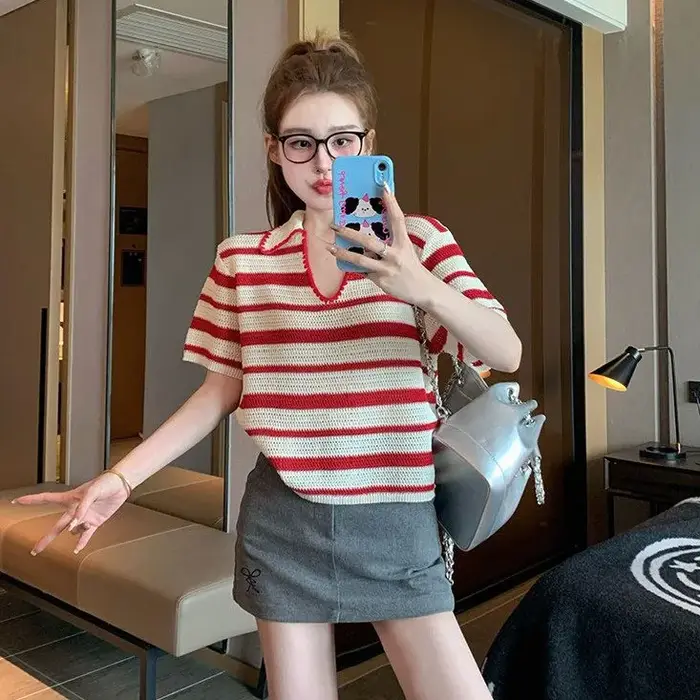 Polo en tricot rayé rouge pour femme