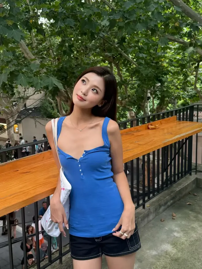 Débardeur Femme Électrique Bleu à Six Boutons