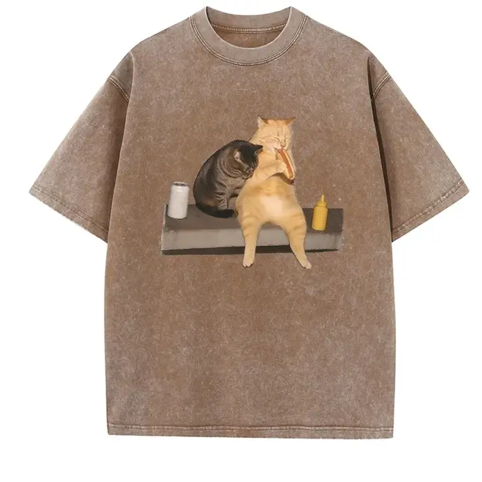 T-shirt amusant vintage délavé avec chat mangeant un hot-dog
