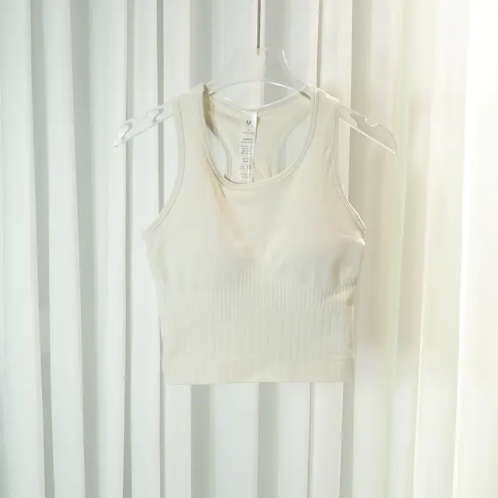 Débardeur court d'été en tricot sans couture avec coussinets de poitrine