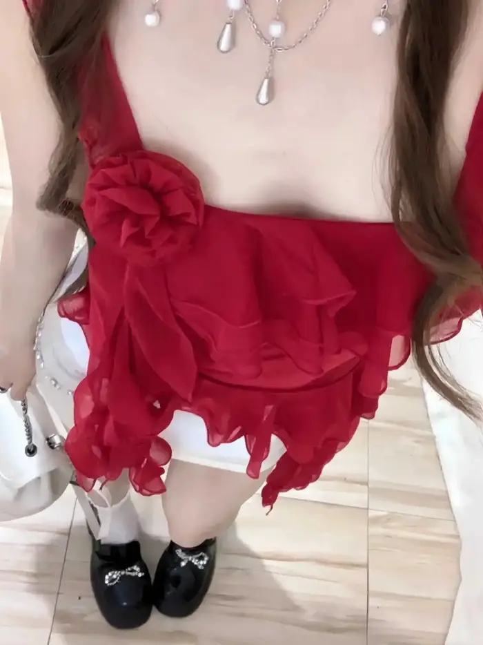 Haut court rouge asymétrique sexy à fines bretelles pour femme