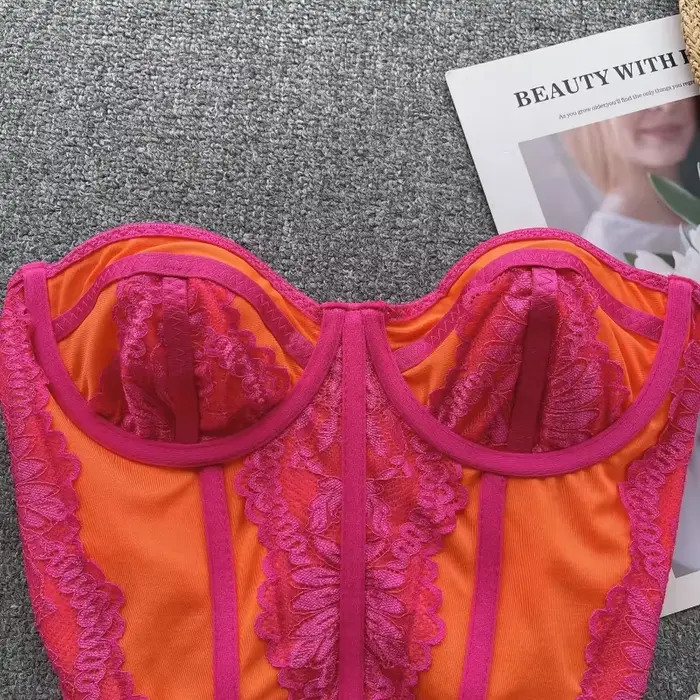 Haut court avec soutien-gorge pour femmes