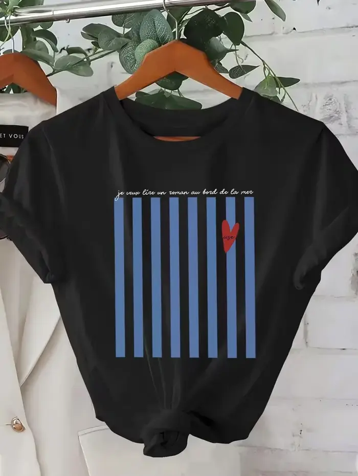 T-shirt graphique à rayures bleues et cœur rouge
