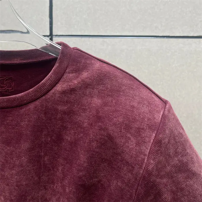 T-shirt femme nouveau haut tricoté élastique à manches courtes pour l'été 2025 épaulière coupe ajustée