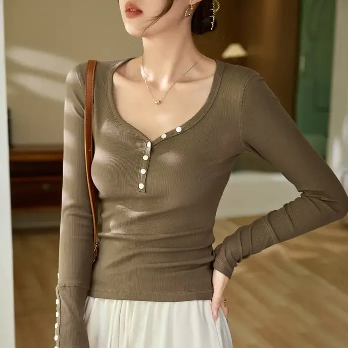 T-shirt à manches longues et col en v pour femme