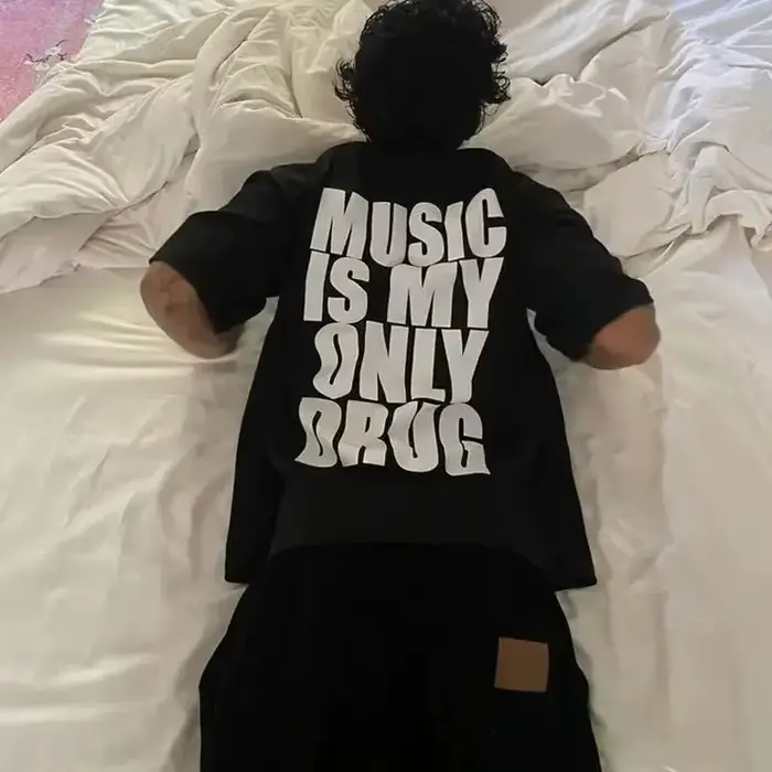 T-shirt à imprimé graphique humoristique 'La musique est ma seule drogue' - Collection Été 2026 - Vêtements pour hommes et femmes - Mode streetwear