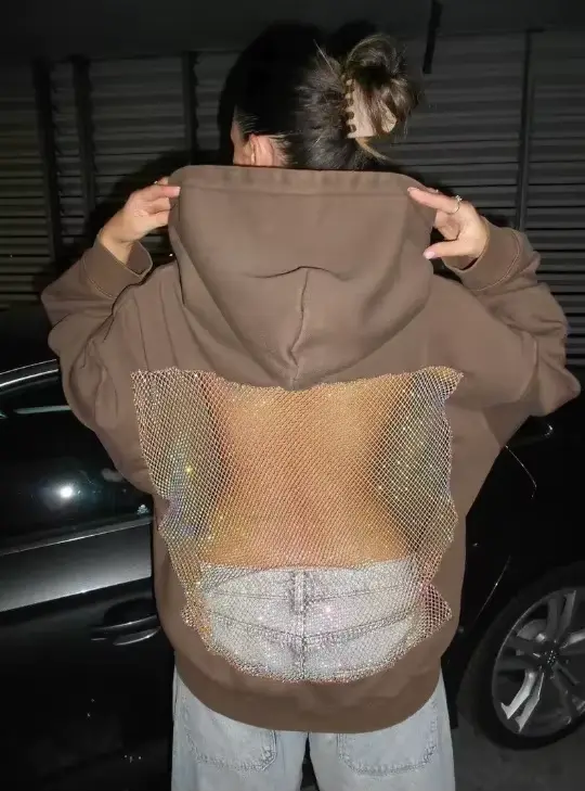 Ce sweat à capuche élégant et décontracté pour femme comprend un design dos nu avec un panneau en ma