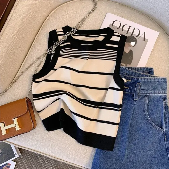 Débardeur tricoté rayé sans manches pour femme, style crop top, collection Printemps-Été 2026, tenue
