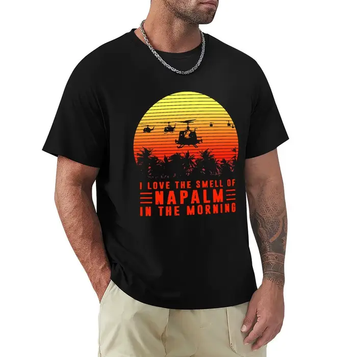 J'aime l'odeur de Napalm au matin T-Shirt-Vintage T-Shirt Anime