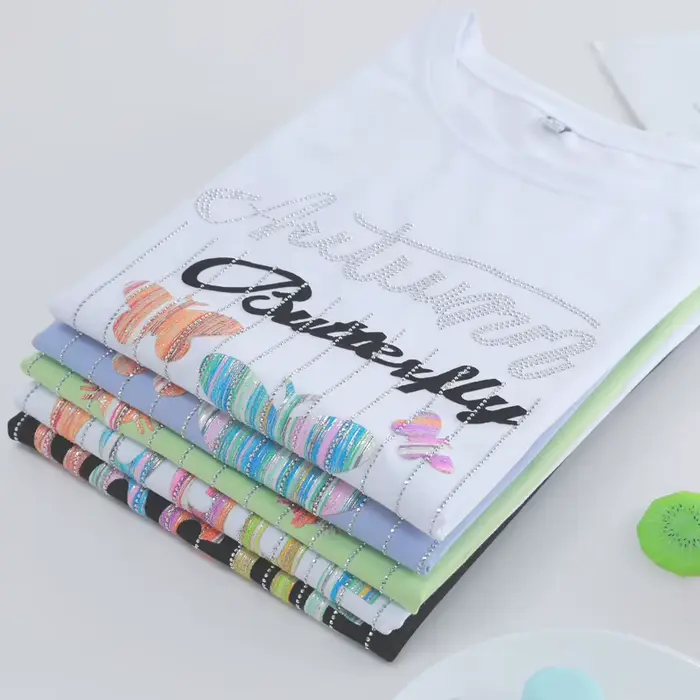 T-shirt manches courtes col rond, ample et brillant, en coton, avec lettres imprimées de papillons,