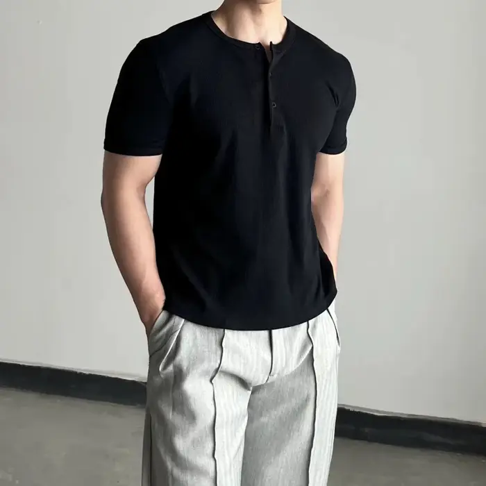 T-shirt Homme Rétro Américain Col Henry Couleur Unie Manches Courtes Coupe Élégante Été Haut de Gamme Épaule Droite Décontracté