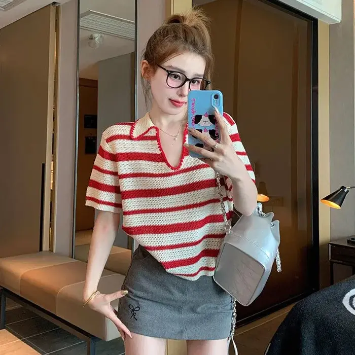 Polo en tricot rayé rouge pour femme, col en V, manches courtes, coupe ample, décontracté, été 2026