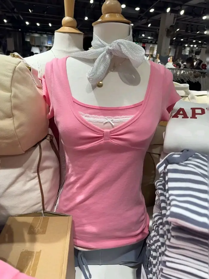 Nouveaux T-shirts roses à col en V pour femme