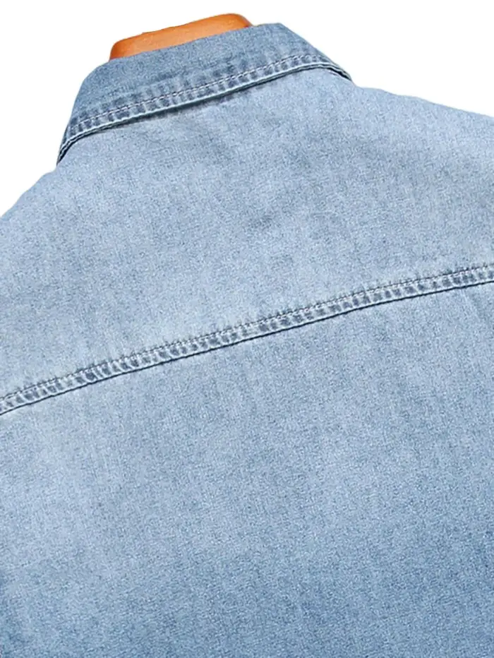 Chemise d'été en jean bleu à manches courtes pour hommes avec détails déchirés. Les éléments de conception