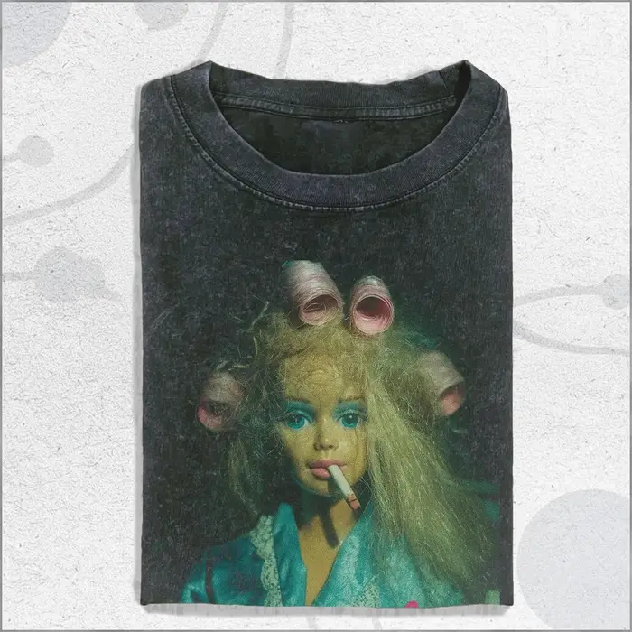 T-shirt rétro délavé à motif de poupée bouclée
