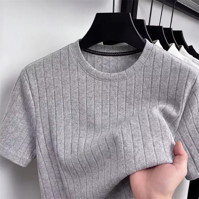T-shirt en tricot côtelé pour homme avec rayures verticales