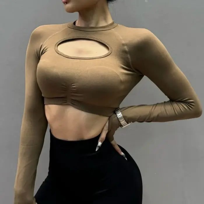 Haut court sans couture à manches longues pour femmes avec soutien-gorge rembourré fixe – Conception à dos croisé à séchage rapide pour le fitness et le yoga