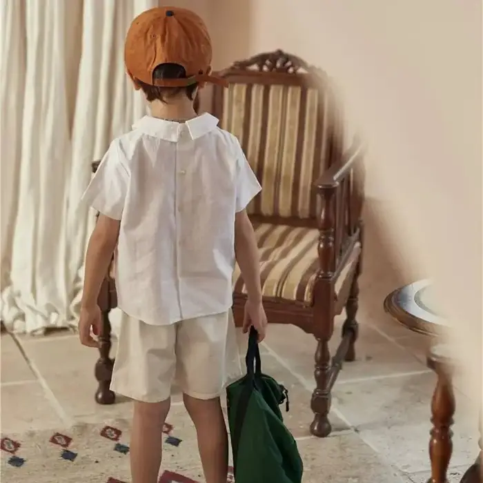 Chemise Blanche à Manches Courtes pour Garçons avec Col à Revers et Passepoil Bleu Marine
