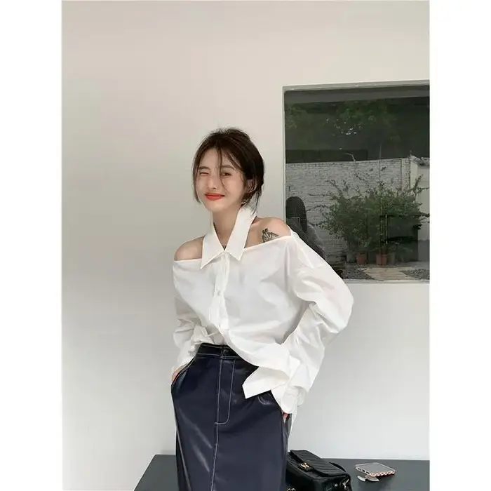 Chemise blanche à épaules dénudées pour femme