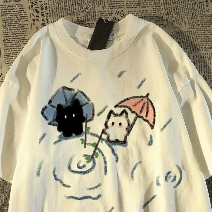 T-shirt à manches courtes avec un joli motif de chat japonais noir et blanc