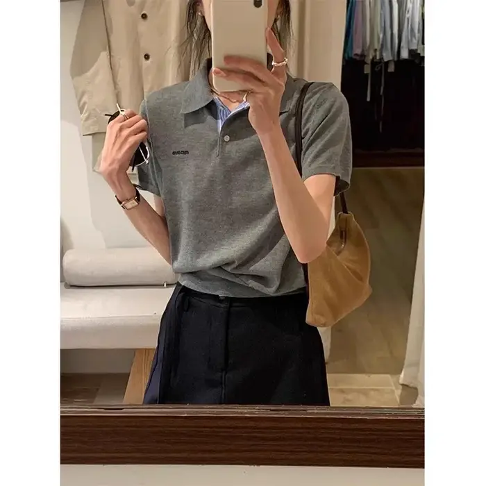 T-shirt gris à col polo tricoté à manches courtes pour femme