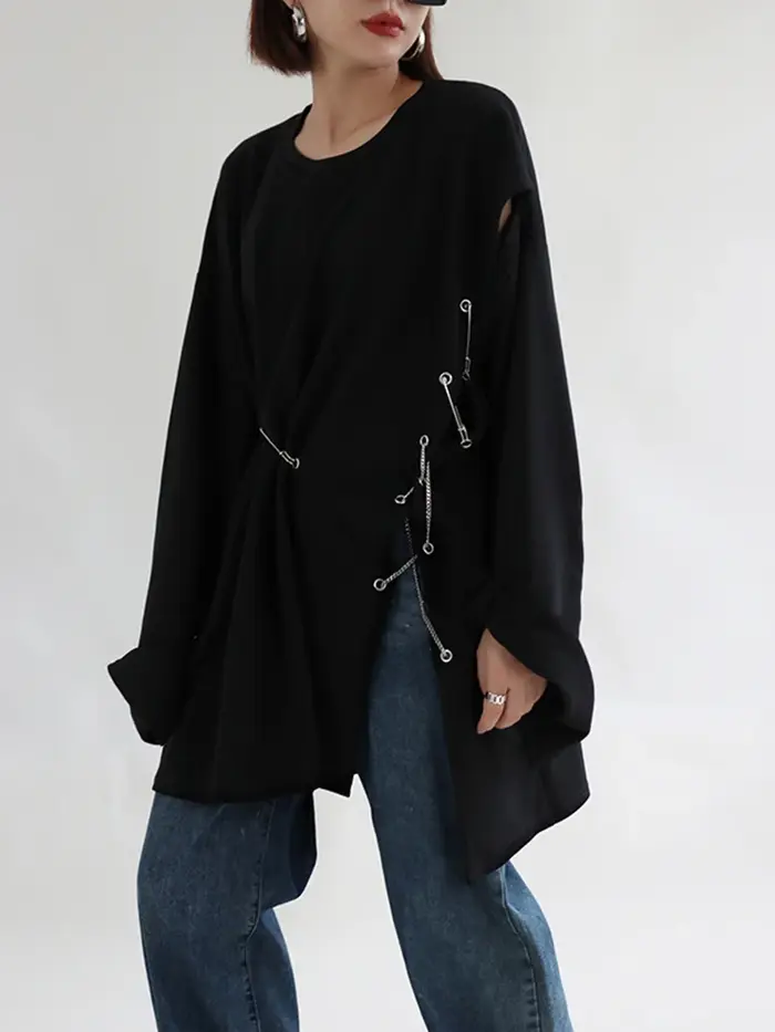 [EAM] femmes noir fente latérale irrégulière grande taille T-shirt nouveau col rond à manches longues mode marée printemps automne 2026 1DE8803