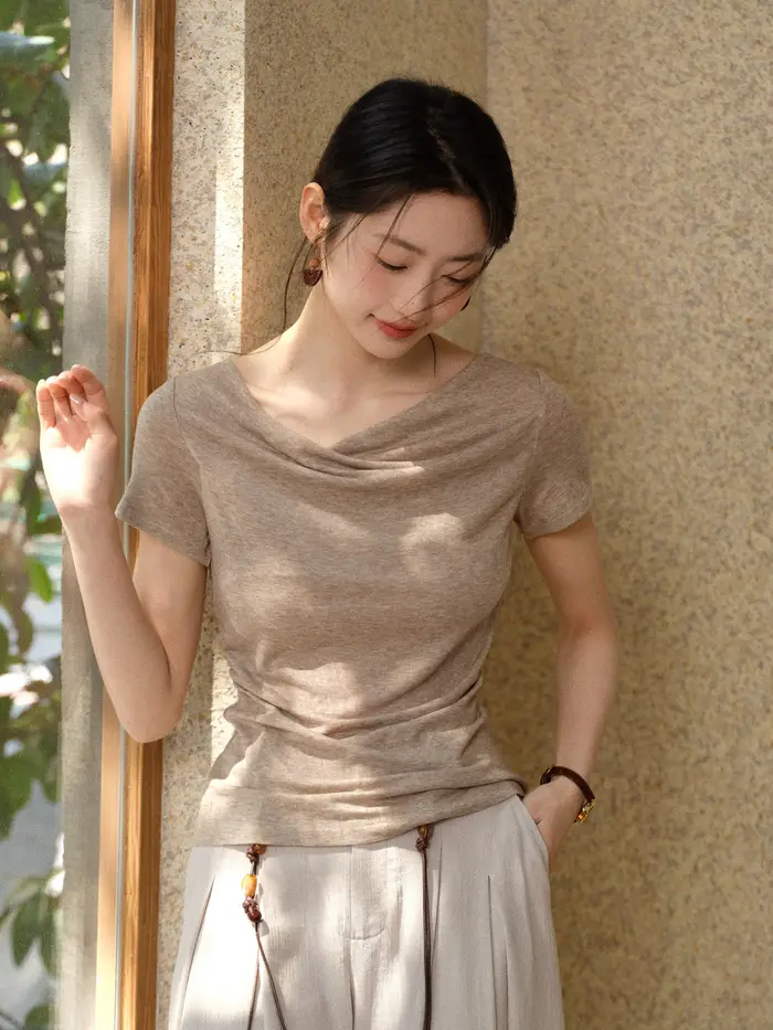T-shirt drapé à col drapé pour femme
